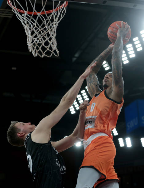 据某足球技 据某足球技